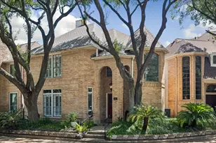 56 Bayou Pointe Dr, Houston, TX 77063 - Photo 2