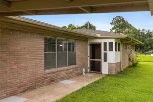 110 Mustang Dr, Alvin, TX 77511 - Photo 4