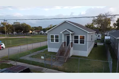 323 E Murrill Street, Baytown, TX 77520 - Photo 2