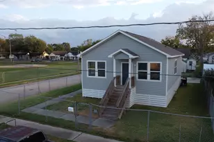 323 E Murrill St, Baytown, TX 77520 - Photo 2