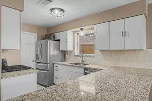 2901 Castle Ct, Pearland, TX 77581 - Photo 2