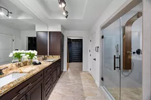 252 Sugar Berry Cir, Houston, TX 77024 - Photo 34