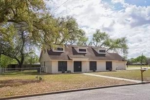 905 Center St, El Campo, TX 77437 - Photo 2