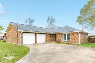 239 Lakewood Dr, Clute, TX 77531 - Photo 2