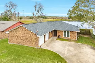 239 Lakewood Dr, Clute, TX 77531 - Photo 1