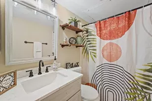 10855 Meadowglen Ln, Houston, TX 77042 - Photo 10