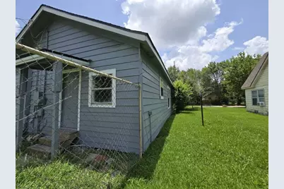 1300 Burbank Street, Baytown, TX 77520 - Photo 16