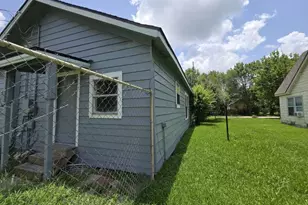 1300 Burbank St, Baytown, TX 77520 - Photo 16