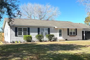 504 Henson St, El Campo, TX 77437 - Photo 1