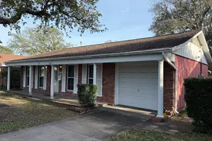 7 Maple Ln, Galveston, TX 77551 - Photo 2