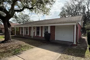 7 Maple Ln, Galveston, TX 77551 - Photo 4