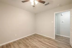 5755 Heron Dr, Houston, TX 77033 - Photo 22