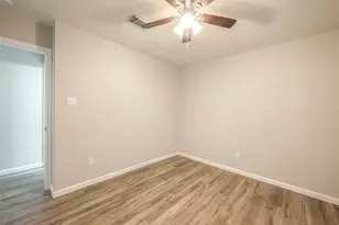5755 Heron Dr, Houston, TX 77033 - Photo 24