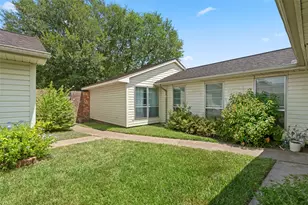 422 W Castle Harbour Dr, Friendswood, TX 77546 - Photo 2