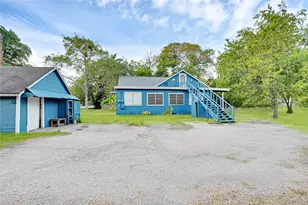 310 N Rock Island St, Angleton, TX 77515 - Photo 16