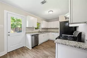 113 E Witcher Ln, Houston, TX 77076 - Photo 12