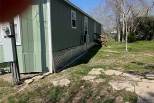 118 Walnut, Blessing, TX 77419 - Photo 4