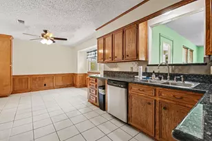 913 Cannan Dr, Angleton, TX 77515 - Photo 10