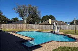 606 Oak Berry Dr, Kemah, TX 77565 - Photo 2