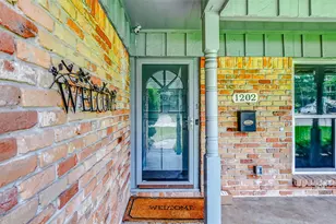 1202 Shadeland Dr, Houston, TX 77043 - Photo 2