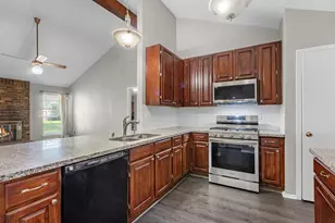 4202 W Peachfield Cir, Houston, TX 77014 - Photo 4