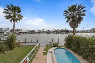 726 91st St, Galveston, TX 77554 - Photo 2