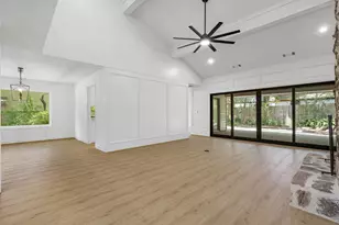 2 Crescent Falls Ct, The Woodlands, TX 77381 - Photo 4