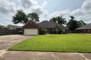 308 Williamsburg Ave, Clute, TX 77531 - Photo 2