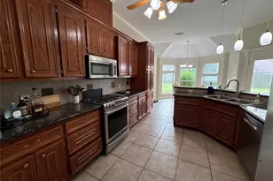 308 Williamsburg Ave, Clute, TX 77531 - Photo 10
