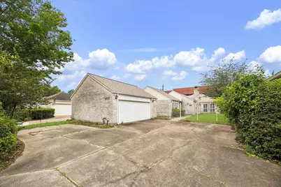 2915 Country Club Boulevard, Sugar Land, TX 77478 - Photo 2