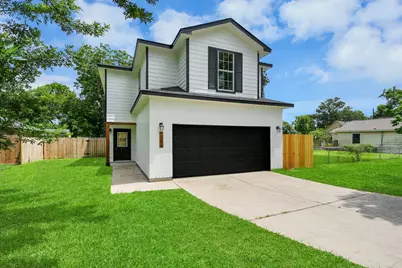 1105 E Kyle Road, Clute, TX 77531 - Photo 1