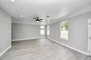 1105 E Kyle Rd, Clute, TX 77531 - Photo 6