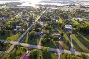 215 Ilfrey St, Baytown, TX 77520 - Photo 2