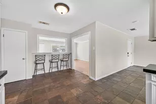 4746 Kinglet St, Houston, TX 77035 - Photo 10