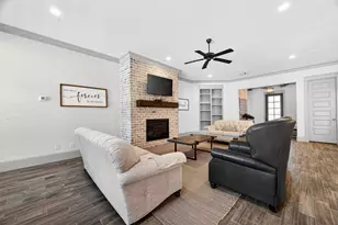 2072 Laurie Darlin Dr, Conroe, TX 77384 - Photo 10