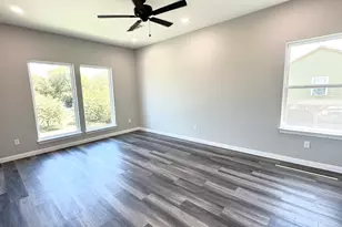 915 Oak Grove St, La Porte, TX 77571 - Photo 10