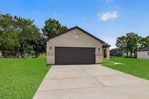 527 Oleander St, Prairie View, TX 77484 - Photo 2