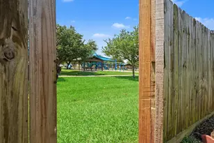 1927 Pinewood Ct, Baytown, TX 77521 - Photo 40