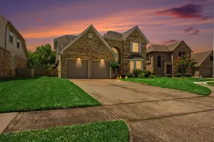 1927 Pinewood Ct, Baytown, TX 77521 - Photo 2