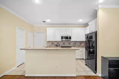 90 McGowen St, Houston, TX 77006 - Photo 8