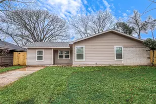 5755 Heron Dr, Houston, TX 77033 - Photo 2