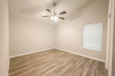 5755 Heron Drive, Houston, TX 77033 - Photo 14