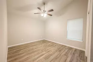 5755 Heron Dr, Houston, TX 77033 - Photo 14