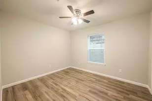 5755 Heron Dr, Houston, TX 77033 - Photo 22