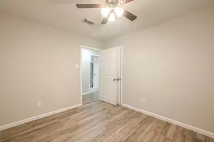 5755 Heron Dr, Houston, TX 77033 - Photo 20