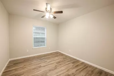 5755 Heron Drive, Houston, TX 77033 - Photo 18