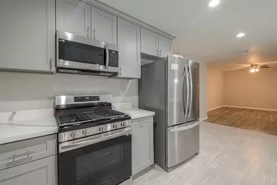 5755 Heron Drive, Houston, TX 77033 - Photo 12