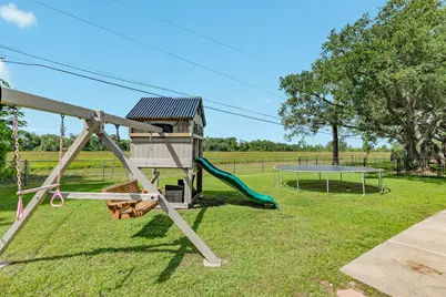 302 E Bronco Bend Street, Angleton, TX 77515 - Photo 14