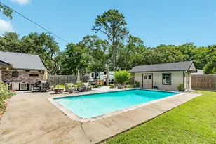 302 E Bronco Bend St, Angleton, TX 77515 - Photo 12