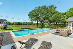 302 E Bronco Bend St, Angleton, TX 77515 - Photo 10
